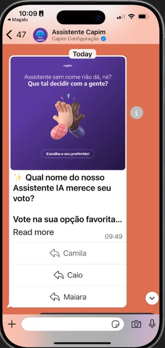 Enquete de naming enviada às clínicas beta no WhatsApp: "Qual nome do nosso Assistente IA merece seu voto?", com as opções Camila, Caio e Maiara.